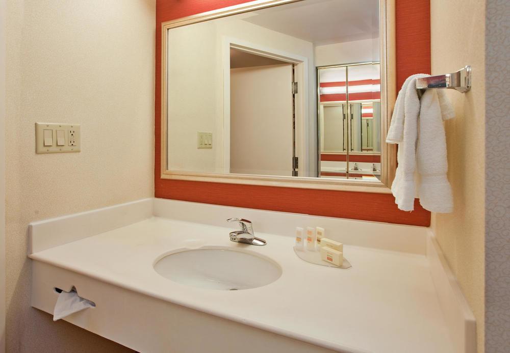 Courtyard By Marriott Toronto 3*