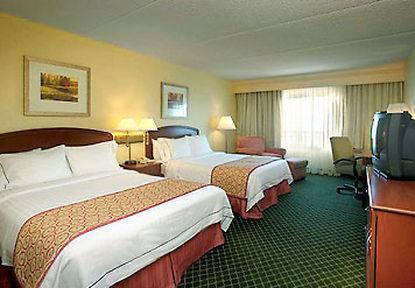 Courtyard By Marriott Toronto Hotel 3*