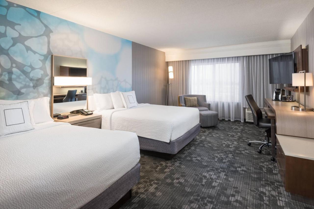 Courtyard By Marriott Toronto Hotel 3*