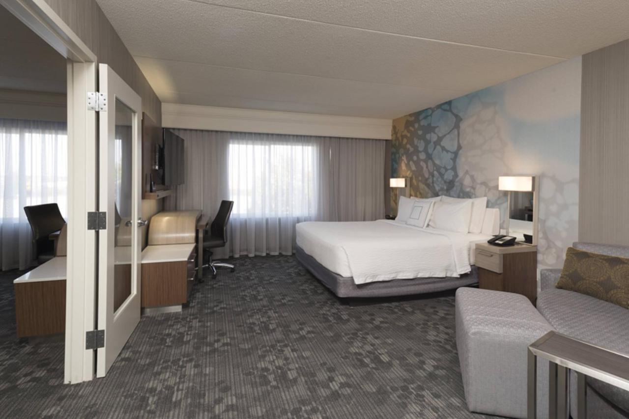 Hotel Courtyard By Marriott Toronto 3*