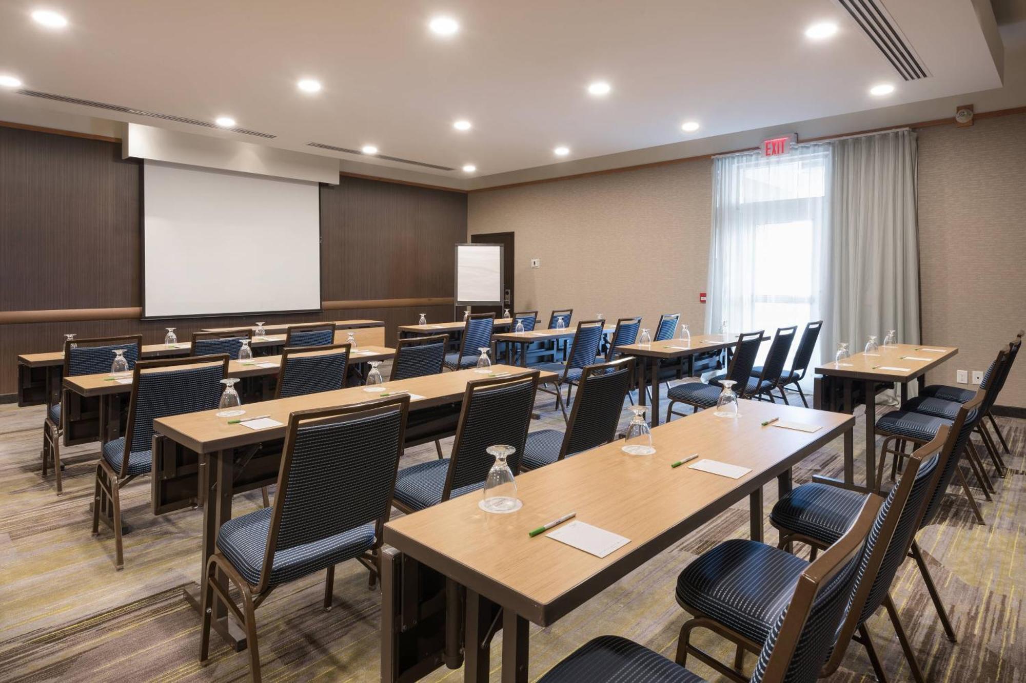 Courtyard By Marriott Toronto 3*