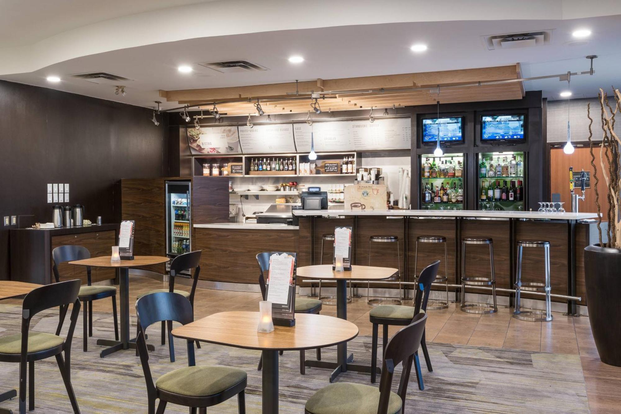 Courtyard By Marriott Toronto Hotel 3*