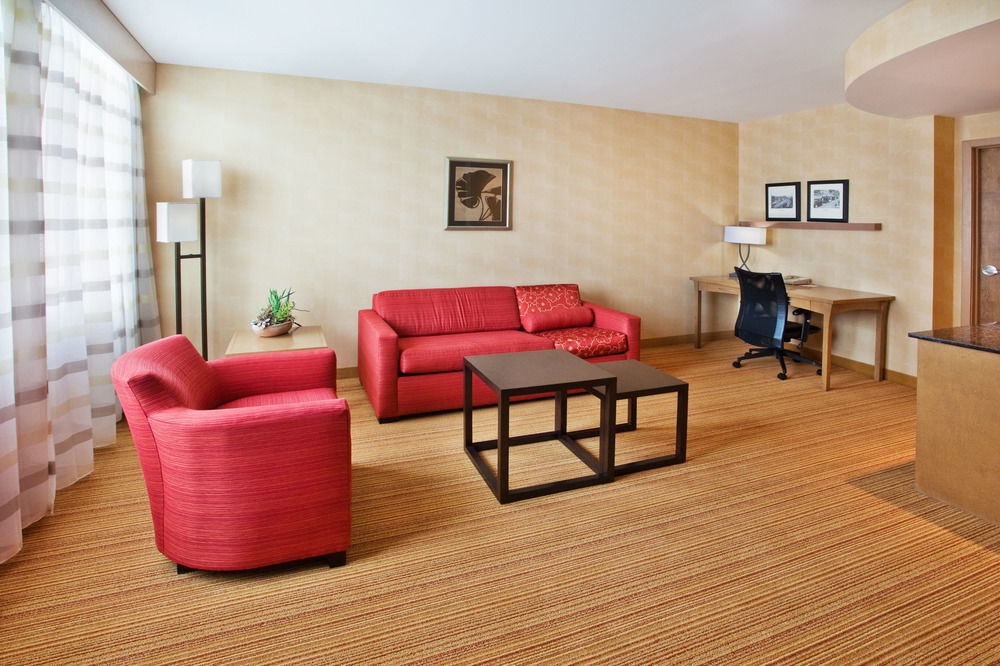 Courtyard By Marriott Toronto 3*
