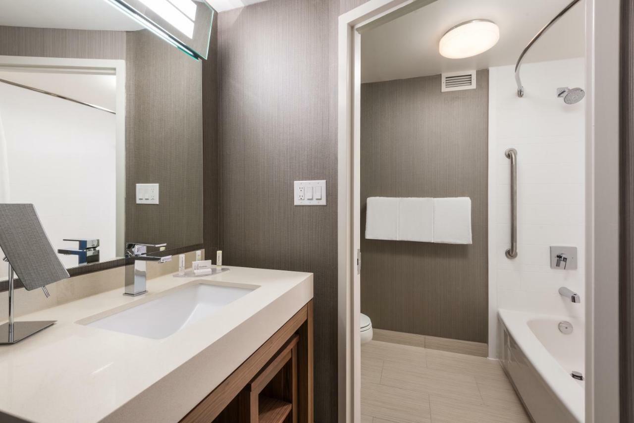 Courtyard By Marriott Toronto Hotel 3*