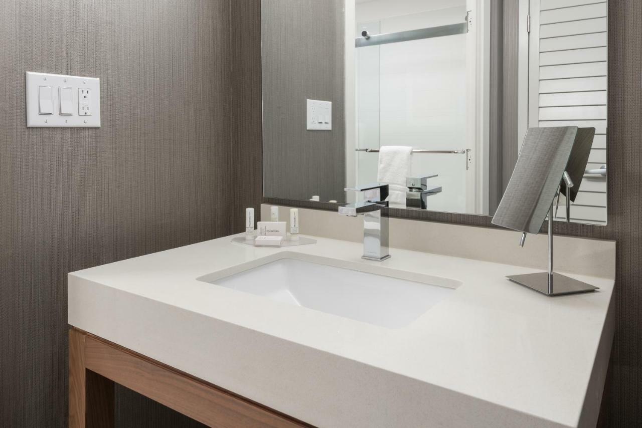 Courtyard By Marriott Toronto Hotel