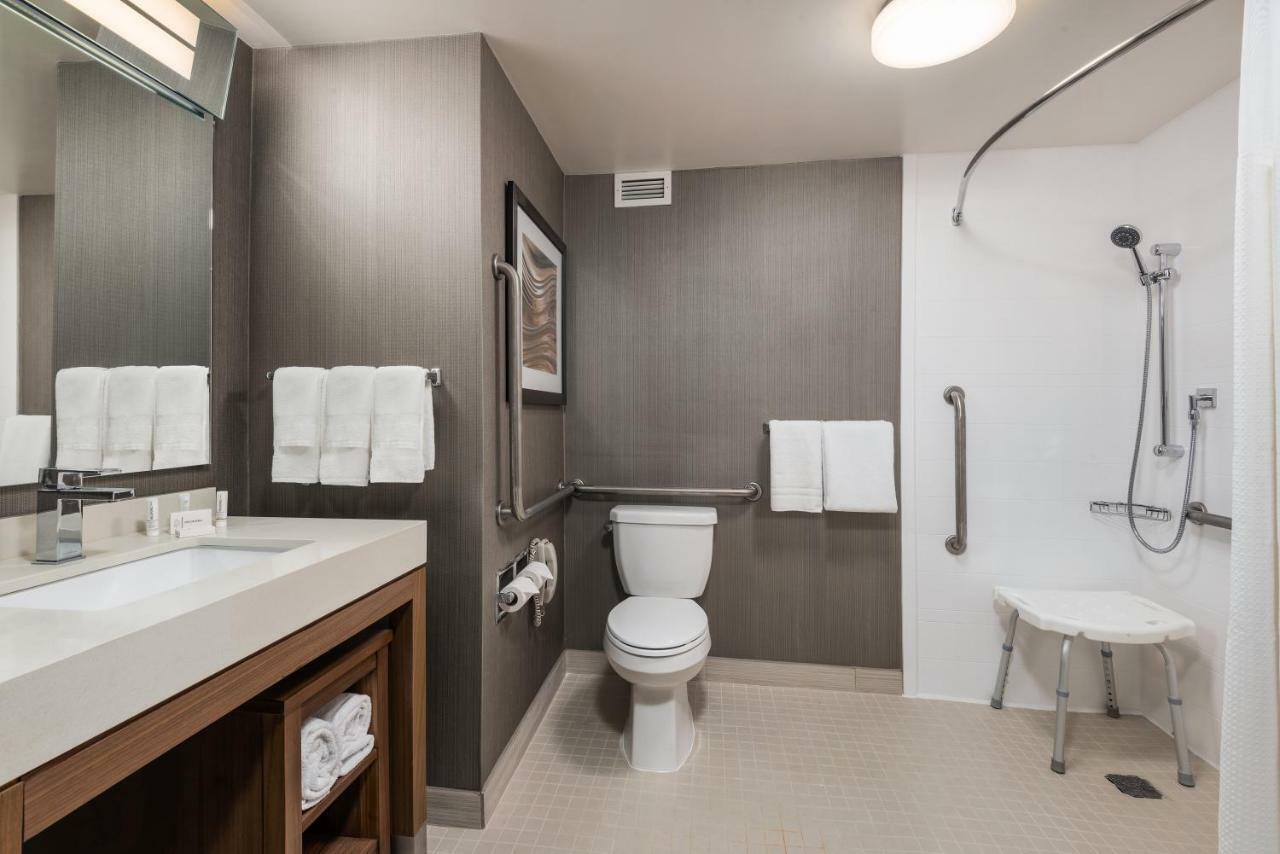 Courtyard By Marriott Toronto 3*