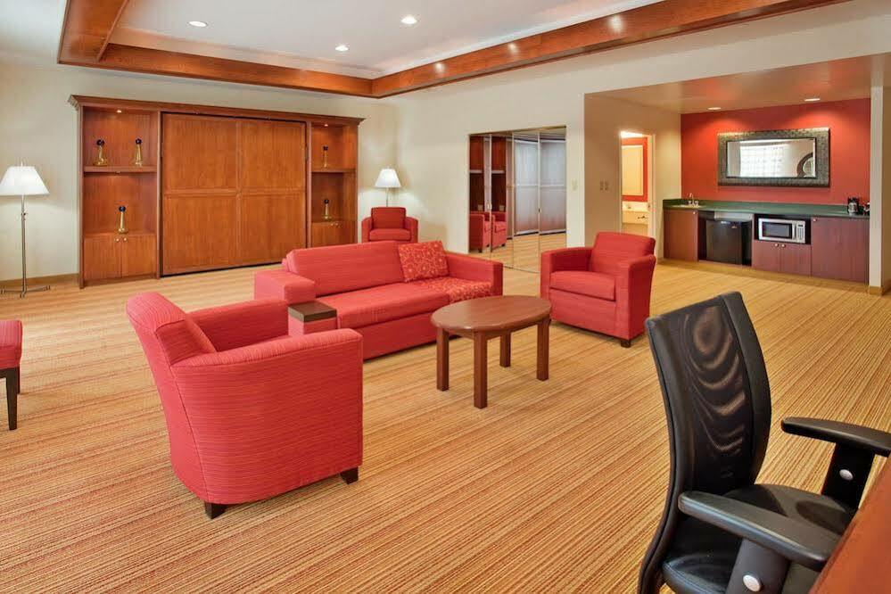 Courtyard By Marriott Toronto Hotel 3*